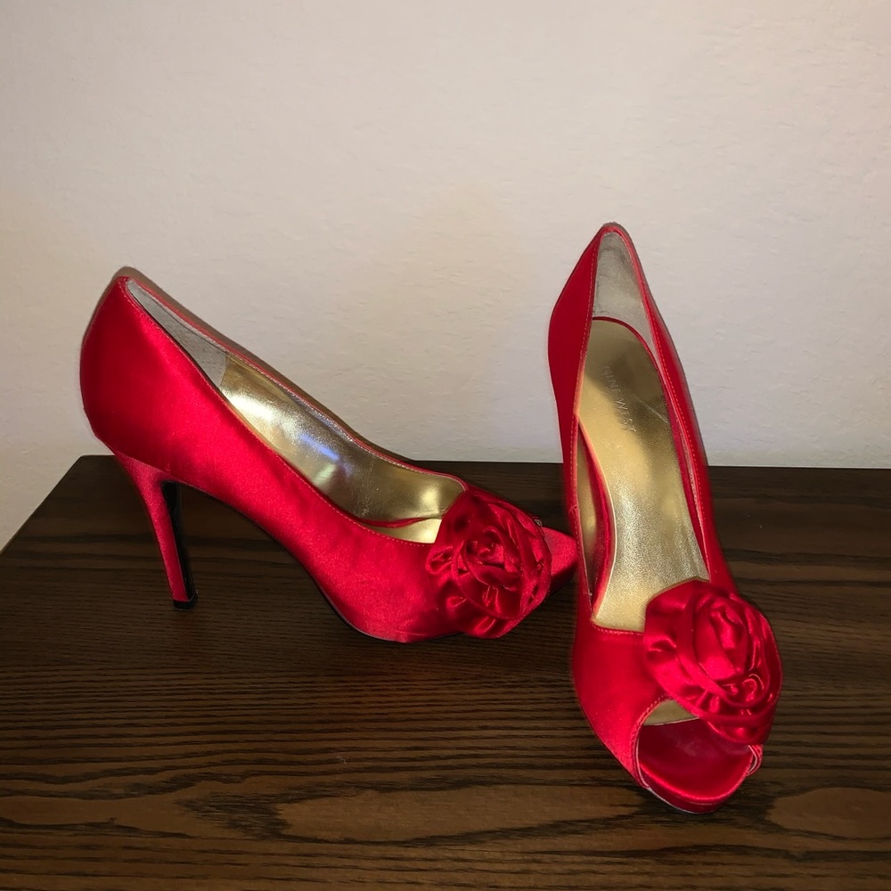 Satin pumps